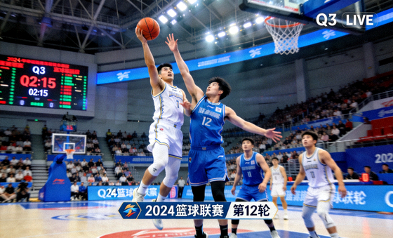 篮球赛程直播间画面：室内篮球馆中的激烈对抗瞬间